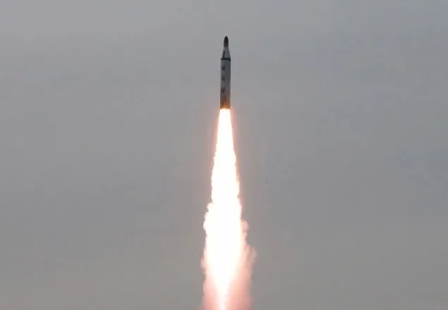 ৩টি ক্ষেপণাস্ত্র নিক্ষেপ করল উত্তর কোরিয়া