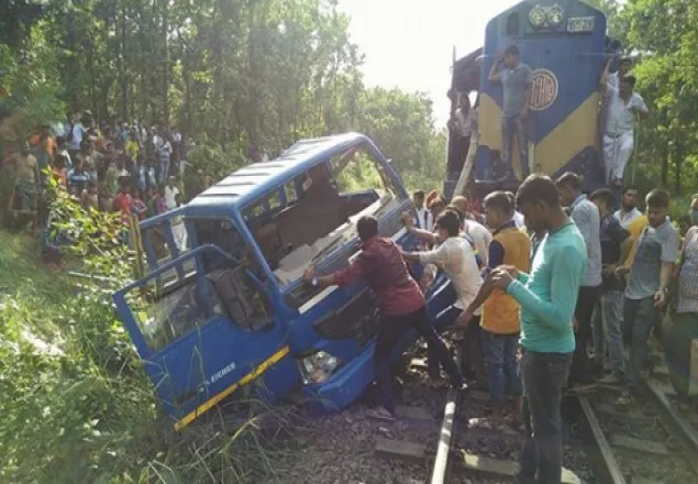 কালিয়াকৈরে পিকআপে ট্রেনের ধাক্কায় নিহত ২