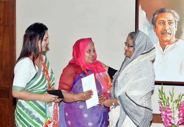 অভিনেত্রী আনোয়ারাকে ৩০ লাখ টাকা দিলেন প্রধানমন্ত্রী