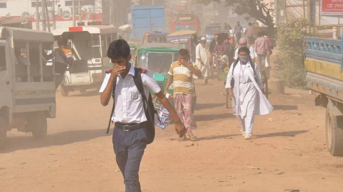 বায়ুদূষণে শীর্ষ অবস্থানে ঢাকা