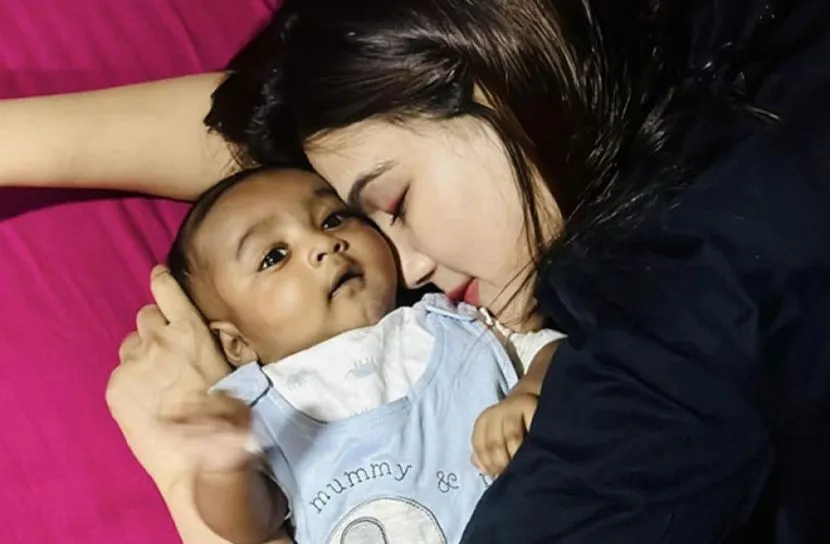 চিত্রনায়িকা মাহির সন্তানের ছবি প্রকাশ্যে