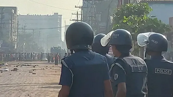 শ্রমিক-পুলিশ সংঘর্ষের পর আশুলিয়ায় ১৩ পোশাক কারখানায় ছুটি