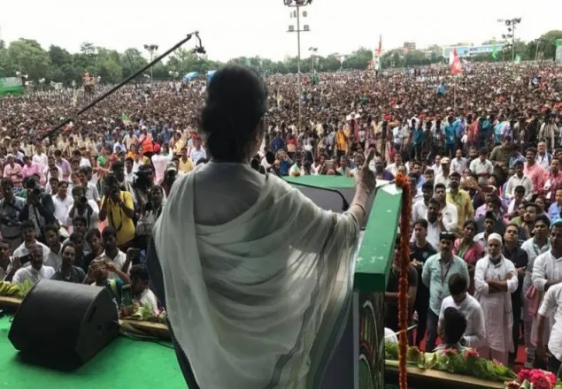 সরকারের বিরুদ্ধে যারাই সোচ্চার হচ্ছে তাদের কারাগারে পাঠাচ্ছে: মমতা 