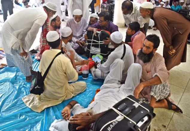 কথা রাখলেন না ধর্মমন্ত্রী, হজযাত্রীদের রেখেই চলে গেলেন হজে 