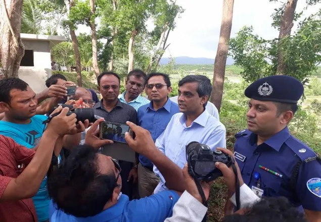 বান্দরবান সীমান্তে রোহিঙ্গাদের পাশে জেলা প্রশাসক