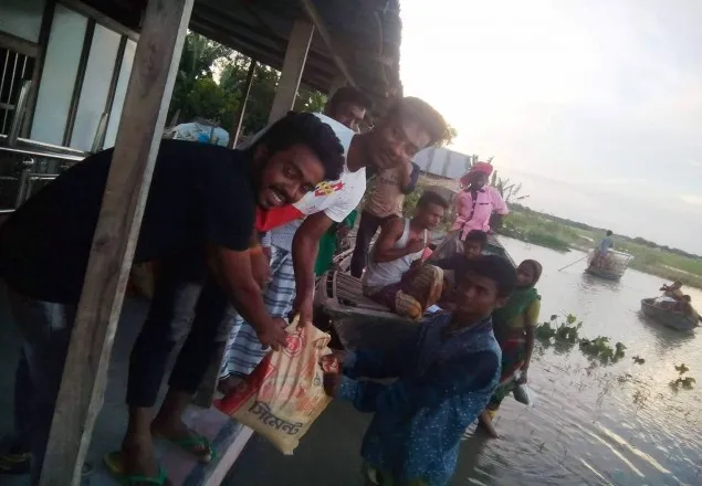 পদ্মার চরে ত্রাণ বিতরণে জাগ্রত মুন্সীগঞ্জ