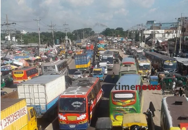 নারায়ণগঞ্জে দীর্ঘ যানজট, চরম দুর্ভোগে যাত্রীরা 