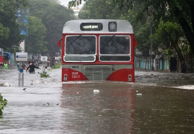 ভারি বৃষ্টিপাতে মুম্বাইয়ে বন্যা, 'রেড এলার্ট' জারি, মৃত ৫