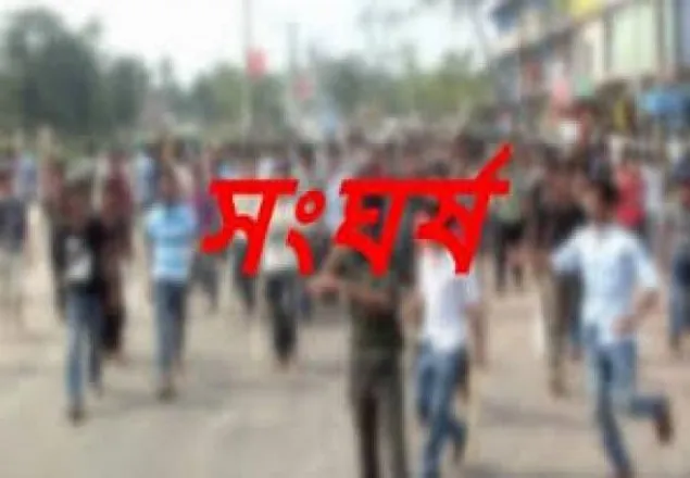 সোনারগাঁয় পোশাক শ্রমিকদের সাথে পুলিশ-মালিক পক্ষের সংঘর্ষ-ভাংচুর 
