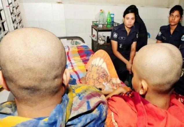 বিনা অনুমতিতে বগুড়ার নির্যাতিত মা-মেয়েকে নিয়ে আদালতে পুলিশ
