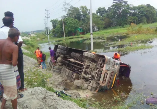 ঢাকা-মাওয়া মহাসড়কে যাত্রীবাহী বাস নিয়ন্ত্রণ হারিয়ে খাদে, আহত ২২