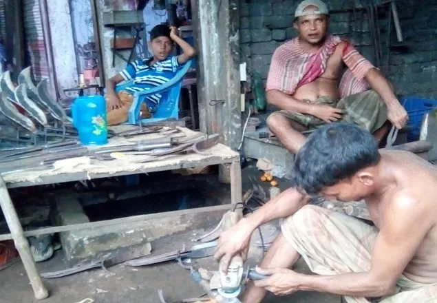 ঈদকে সামনে রেখে ভোলার কামারশালা গুলোতে ব্যস্ততা বেড়েছে 