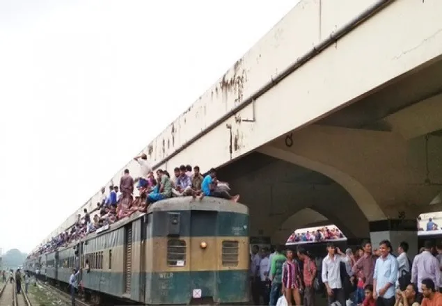 কমলাপুরে ট্রেন ছাড়ছে দেরিতে  