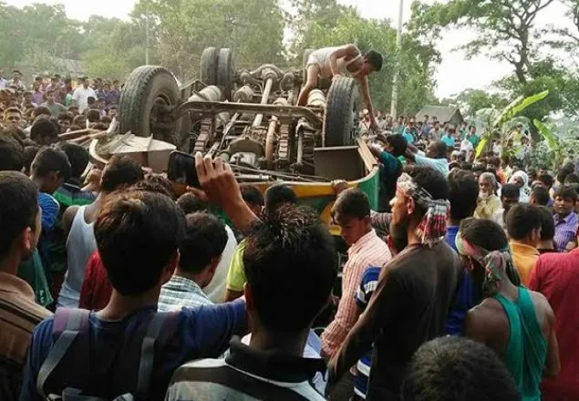 সড়কে ঝরলো ১৩ প্রাণ 
