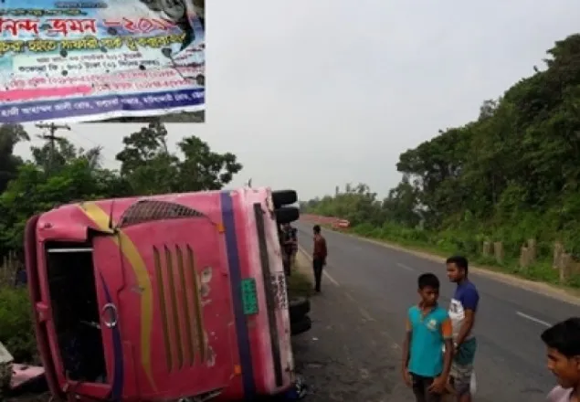 রামুতে পিকনিকের বাস উল্টে ৩ জন নিহত 
