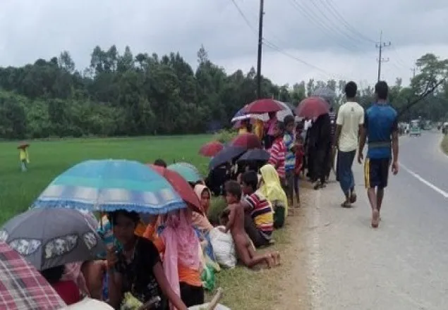 উখিয়া-টেকনাফ সড়কের পথে পথে রোহিঙ্গা 