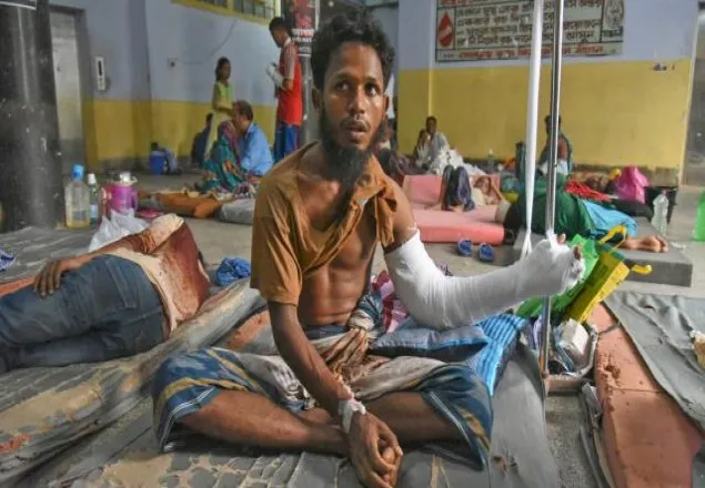 আসুন, ওদের পাশে দাঁড়াই