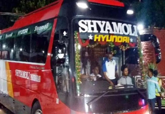 অস্ট্রেলিয়ার টিমকে বহনকারী বাসে ঢিল 