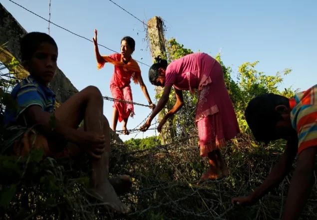 বালুখালিতে আশ্রয়ের ব্যবস্থা পালিয়ে আসা রোহিঙ্গাদের