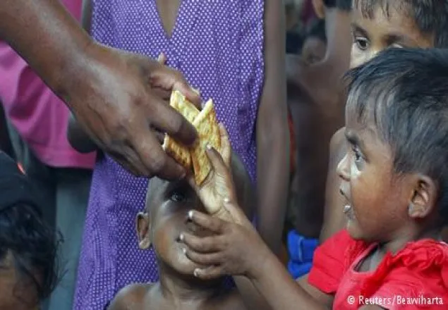 এক মুঠো খাবারের জন্য রোহিঙ্গাদের হাহাকার