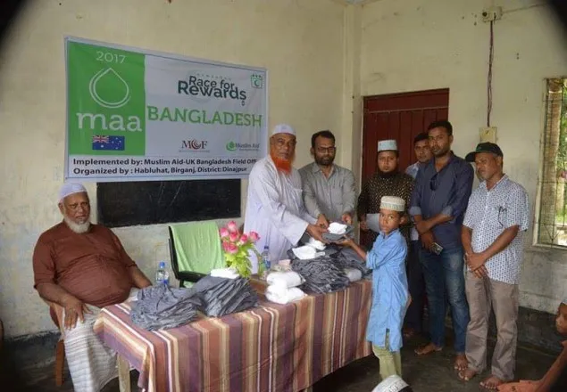 বীরগঞ্জে এতিম শিশুদের মাঝে ঈদের নতুন পোশাক বিতরণ করেছে মুসলিম এইড  