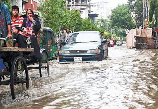 ভারী বর্ষণ আর যানজটে ভোগান্তিতে রাজধানীবাসী