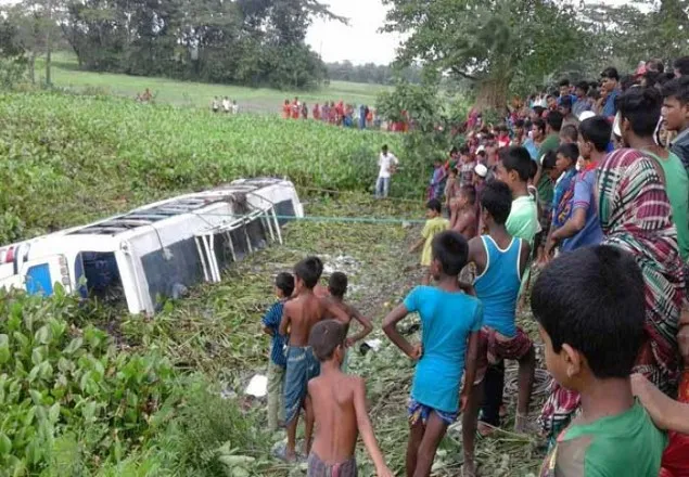 শরীয়তপুরে বর যাত্রীবাহী বাস খাদে, নিহত ২