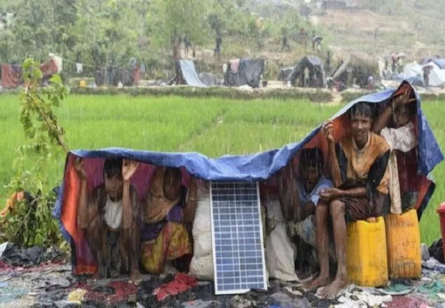 বৃষ্টিতে চরম দুর্ভোগে রোহিঙ্গারা