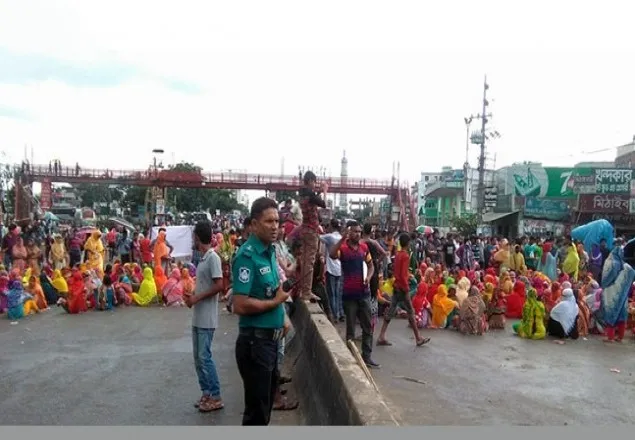 রাজধানীতে পোশাক শ্রমিকদের সড়ক অবরোধ 