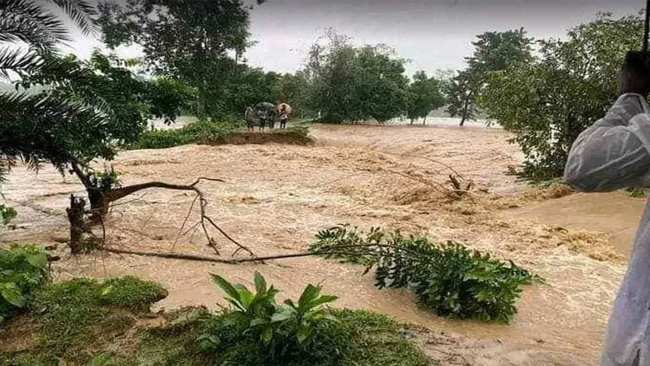 বন্যার পানিতে মায়ের মরদেহের সঙ্গে ভেসে এলো শিশু