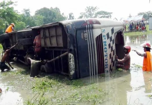 ফ্রিজ থেকে ইলিশ মাছ আনতে গিয়ে প্রাণ গেল মামা-ভাগ্নের   