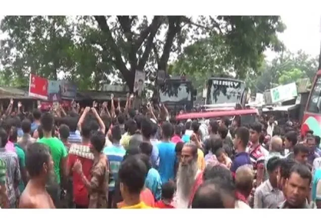 ফরিদপুরে বাসচাপায় ৩ জন নিহত 