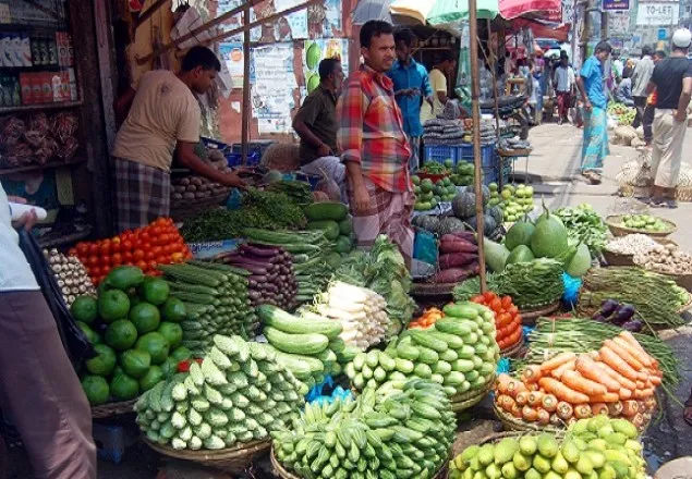 বাজারের চাপে নিম্ন আয়ের মানুষ