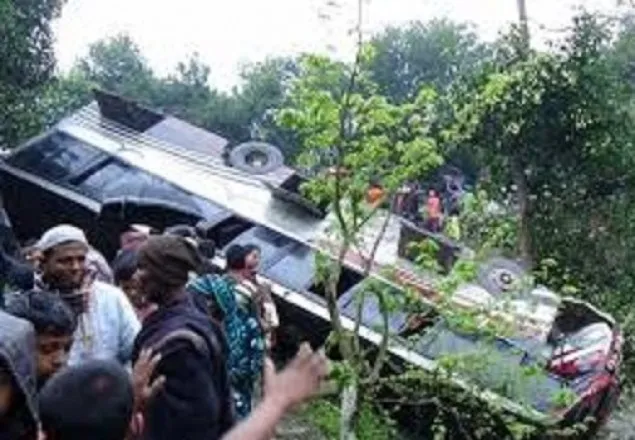 কুমিল্লায় বাস খাদে পড়ে নিহত ৭, আহত ১৫ 