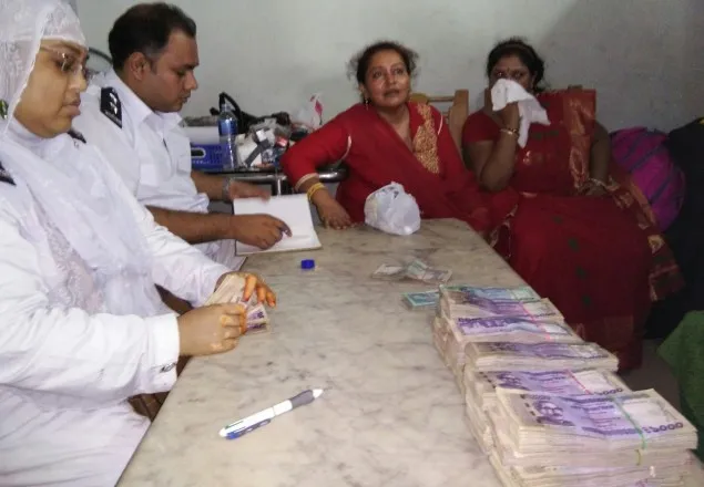 বেনাপোল চেকপোস্টে ২৪ লাখ টাকা সহ ভারতীয় ২ নারী আটক