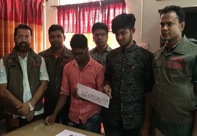 ভারতে সোনা পাচার কালে ২ যুবক আটক  