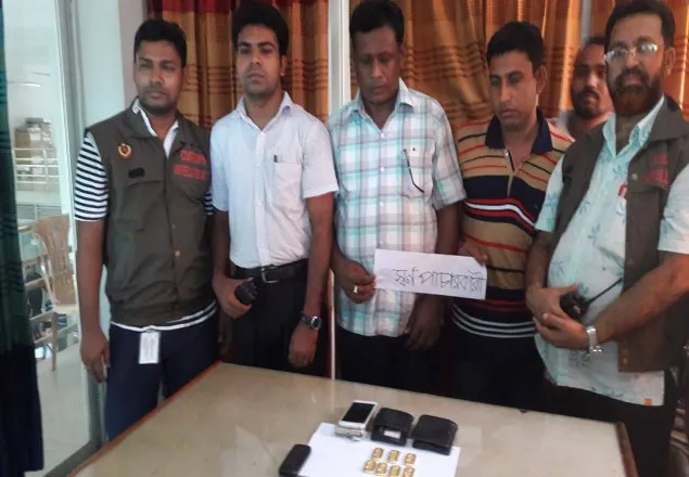 বেনাপোলে ৭টি সোনার বারসহ আটক ২