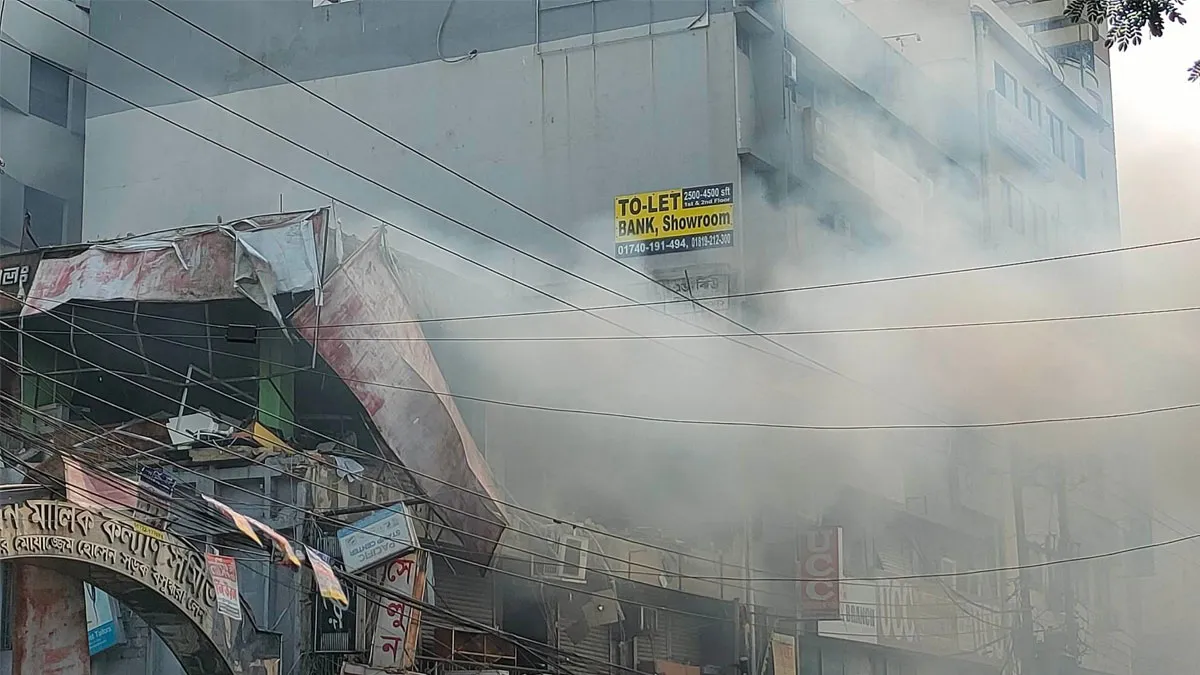 সায়েন্সল্যাবে ভবনে বিস্ফোরণ, আগুন নিয়ন্ত্রণে ফায়ার সার্ভিস