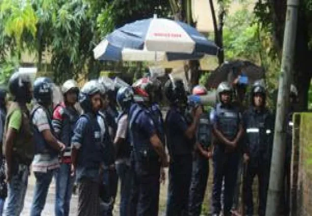 তিন সন্তানসহ খাদিজার আত্মসমর্পণ