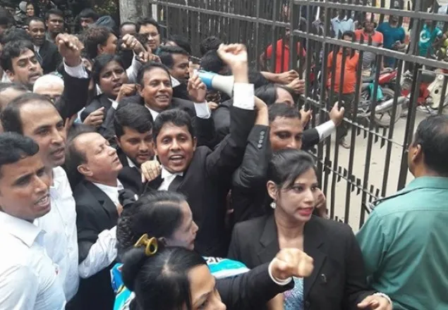 খালেদা জিয়ার গ্রেপ্তারি পরোয়ানার প্রতিবাদে আইনজীবীদের বিক্ষোভ