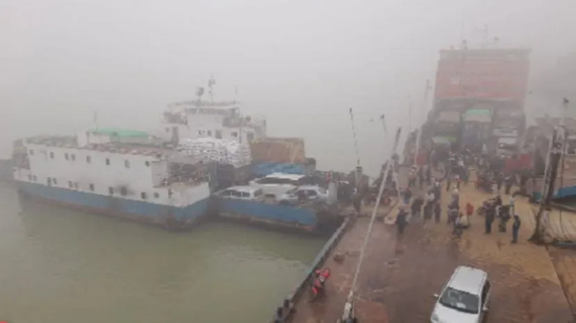 ঘন কুয়াশায় পাটুরিয়া-দৌলতদিয়ায় ফেরি চলাচল বন্ধ