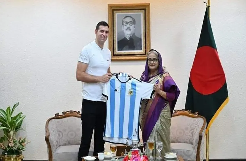 প্রধানমন্ত্রীর সাথে সৌজন্য সাক্ষাৎ করলেন মার্টিনেজ