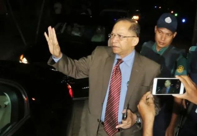 দেশ ছেড়েছেন প্রধান বিচারপতি 