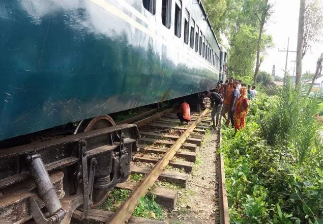 খুলনা-বেনাপোল কমিউটার ট্রেন লাইনচ্যুত, ট্রেন চলাচল বন্ধ