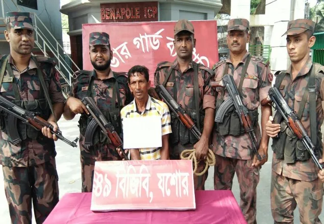 ৮৬ লাখ টাকার সোনা ভারতে পাচারকালে শ্রবন বিশ্বাস আটক    