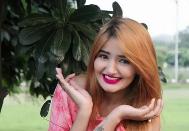 ভারতে গাড়ি থামিয়ে গায়িকাকে হত্যা