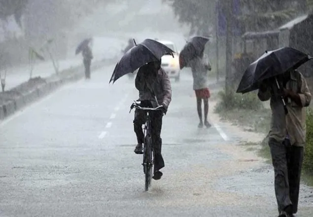 নিম্নচাপের ফলে দেশের বিভিন্ন স্থানে বৃষ্টি 