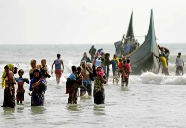 ডুবতে থাকা নৌকা থেকে ৩৫ রোহিঙ্গা উদ্ধার