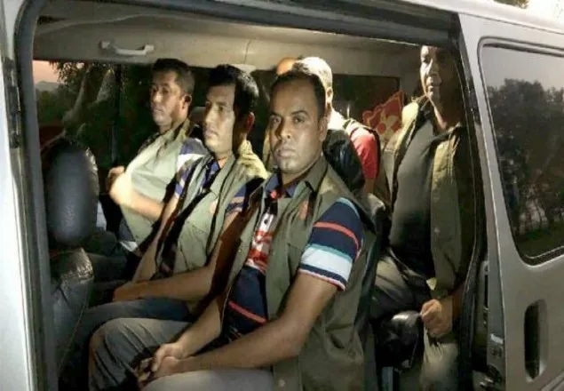 সেনাবাহিনীর হাতে আটক ডিবির ৭ পুলিশ বরখাস্ত, তদন্ত শুরু
