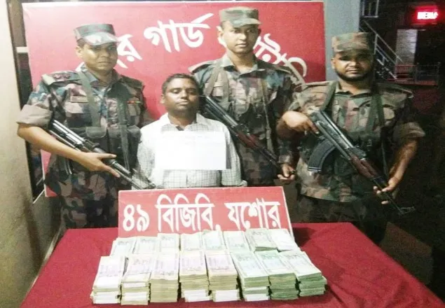 বেনাপোলে ৬৫ লাখ টাকাসহ হুন্ডি ব্যবসায়ী আটক